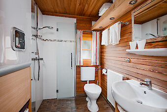 Badezimmer im Blockhaus auf dem Reiterhof